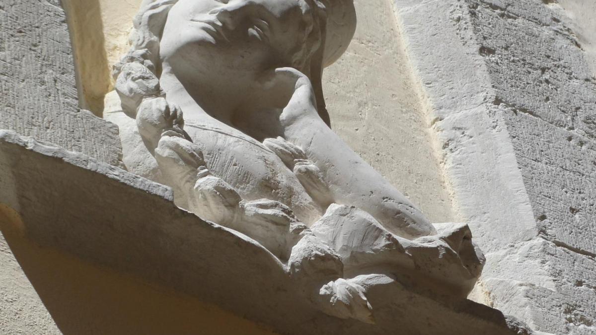Relief en pierre d une femme accoudee a sa fenetre 70cm par jean joseph chevalier 86 1