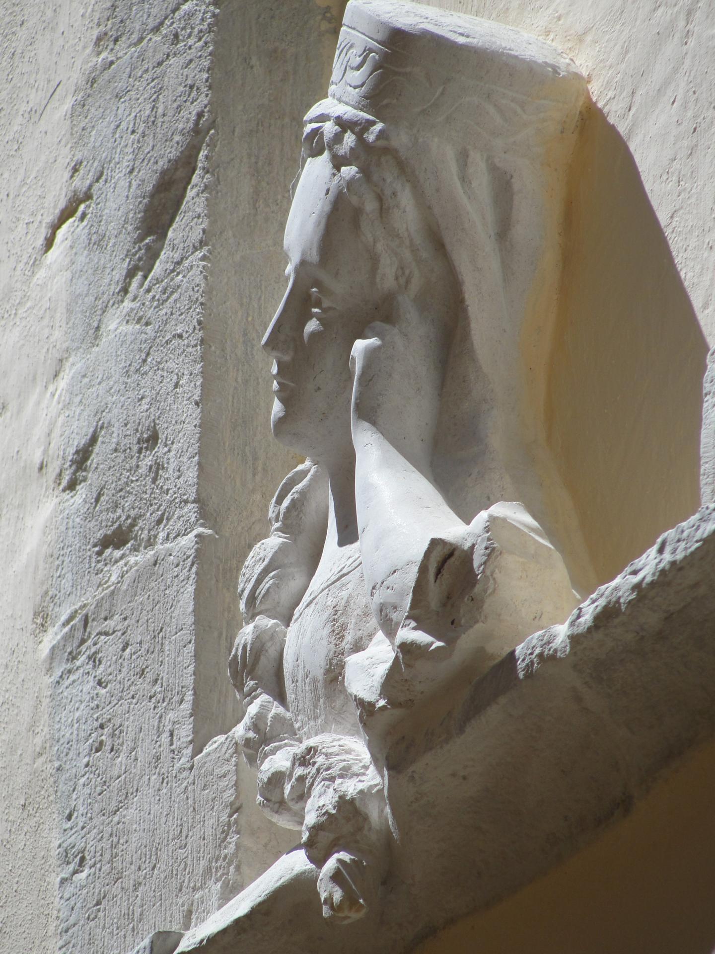 Relief en pierre d une femme accoudee a sa fenetre 70cm par jean joseph chevalier 87 1