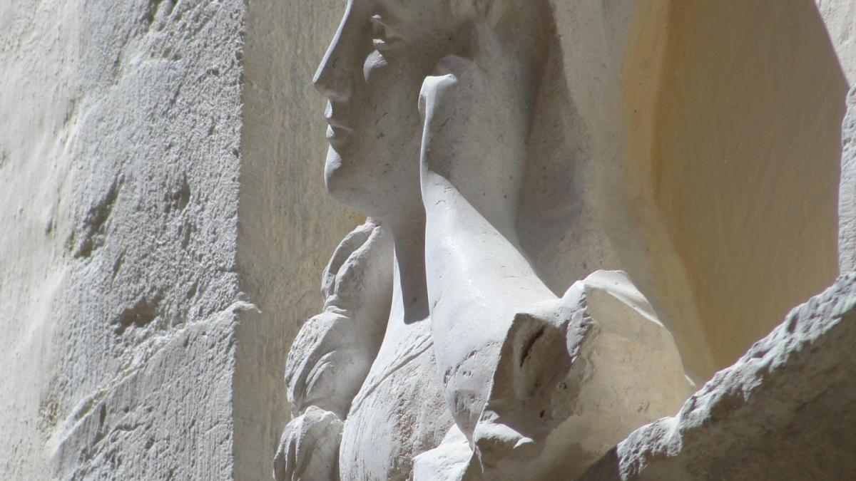 Relief en pierre d une femme accoudee a sa fenetre 70cm par jean joseph chevalier 87 1