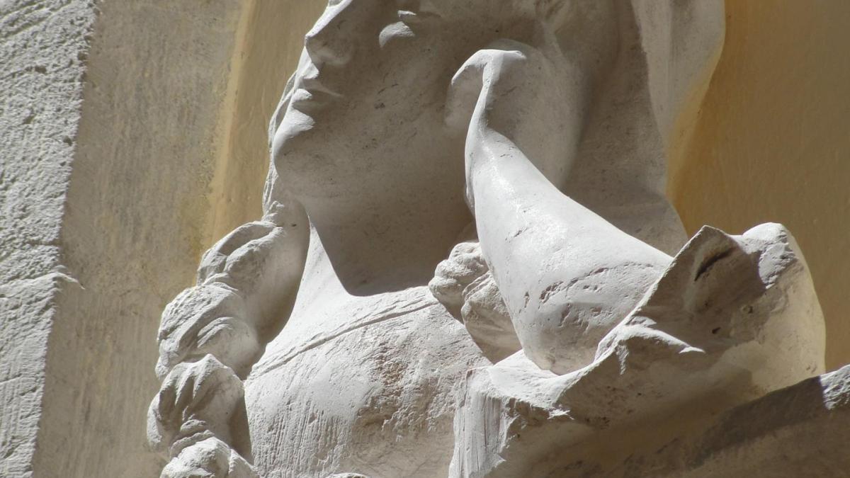 Relief en pierre d une femme accoudee a sa fenetre 70cm par jean joseph chevalier 88 1