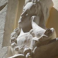 Sculpture sur pierre, relief d'une femme accoudée à sa fenêtre