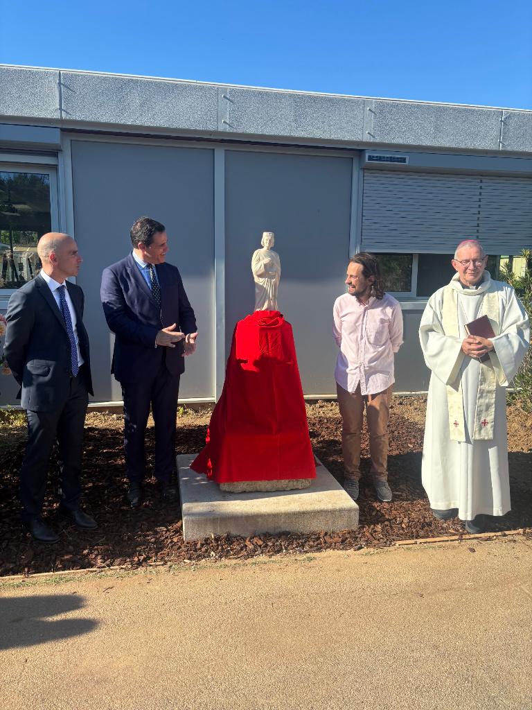 Vue V/VIII — Inauguration de la statue de saint Louis en présence de Louis de Bourbon, duc d'Anjou, école Saint-Louis La Chesneraie, Aix-en-Provence, 2026.