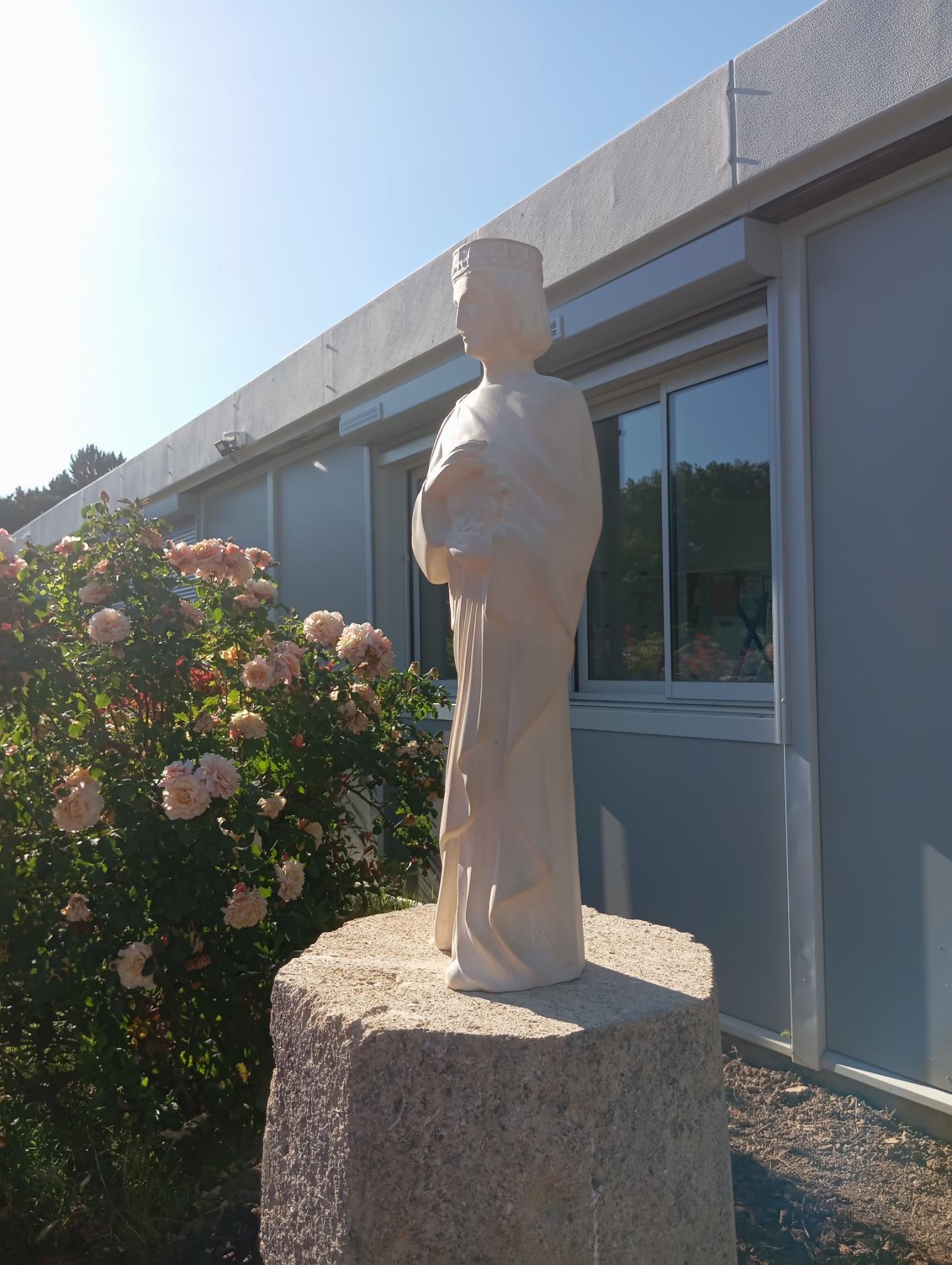 Vue VI/VIII — Statue de saint Louis installée sur son socle devant l'école Saint-Louis La Chesneraie, Aix-en-Provence. Pierre calcaire 70 cm. Jean-Joseph Chevalier.