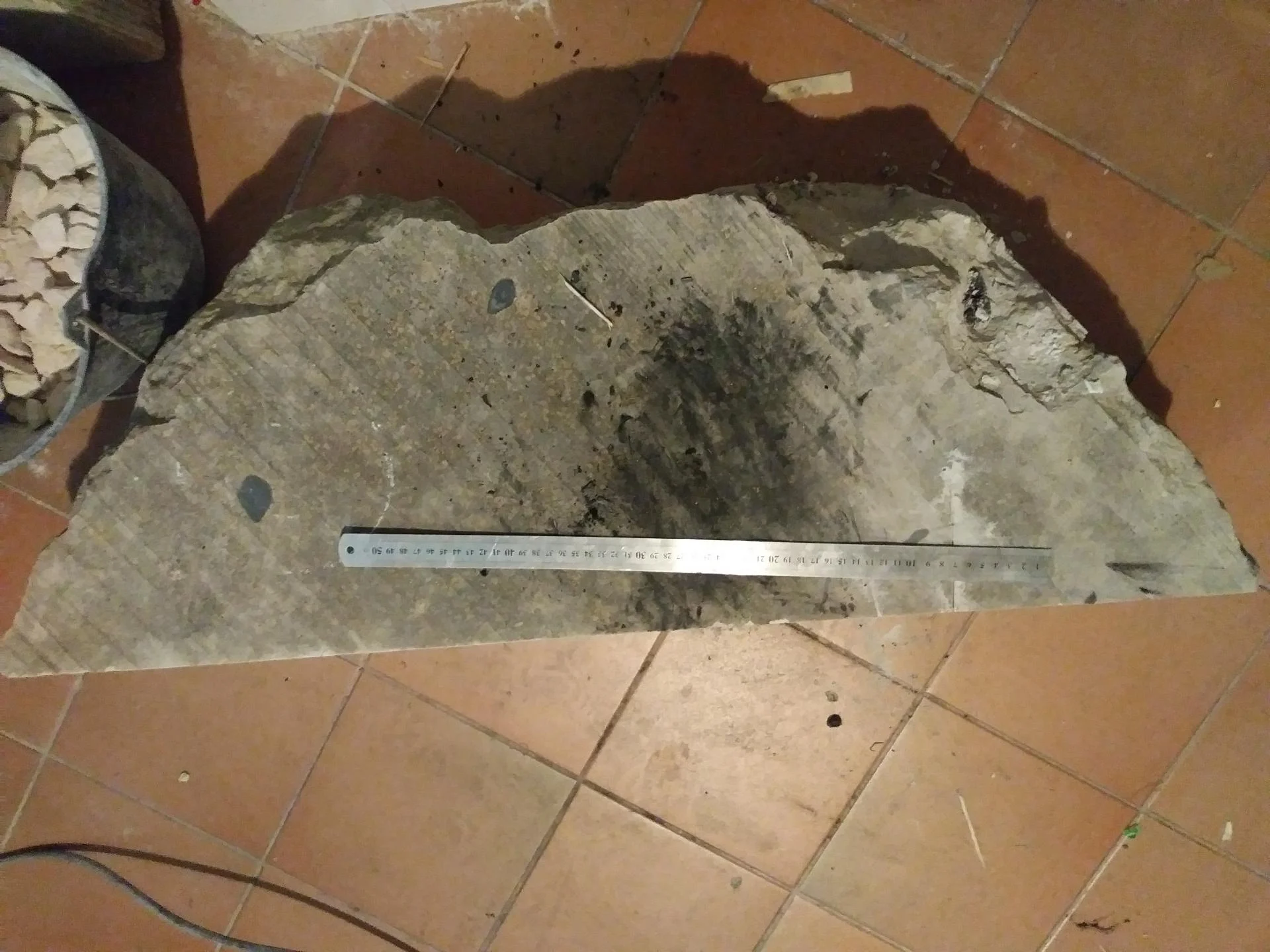 La pierre brute avant taille dalle calcaire avec règle graduée avant sculpture Ange aux Fleurs Jean-Joseph Chevalier