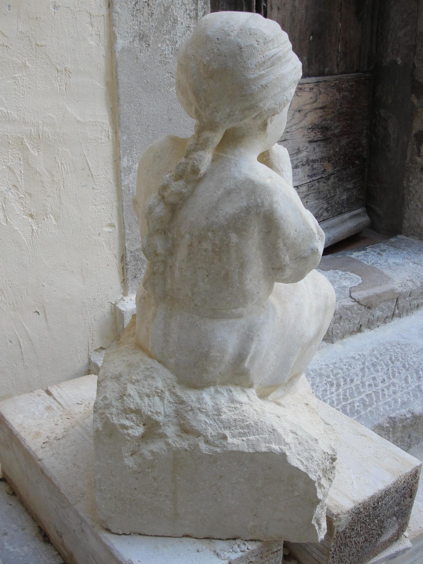 Sculpture sur pierre ronde bosse d une fillette au silence 66