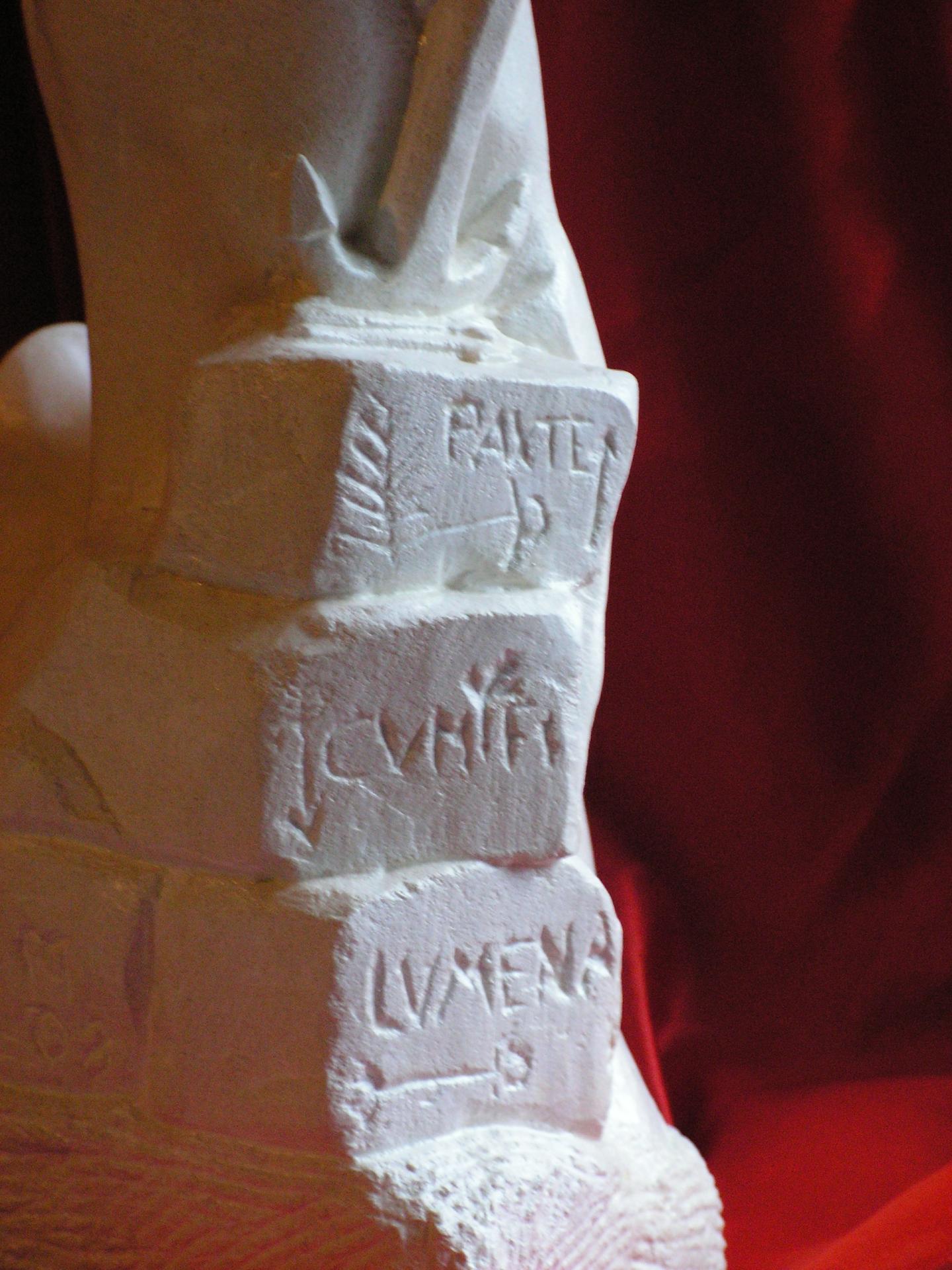 Sculpture religieuse sur pierre de ste philomene