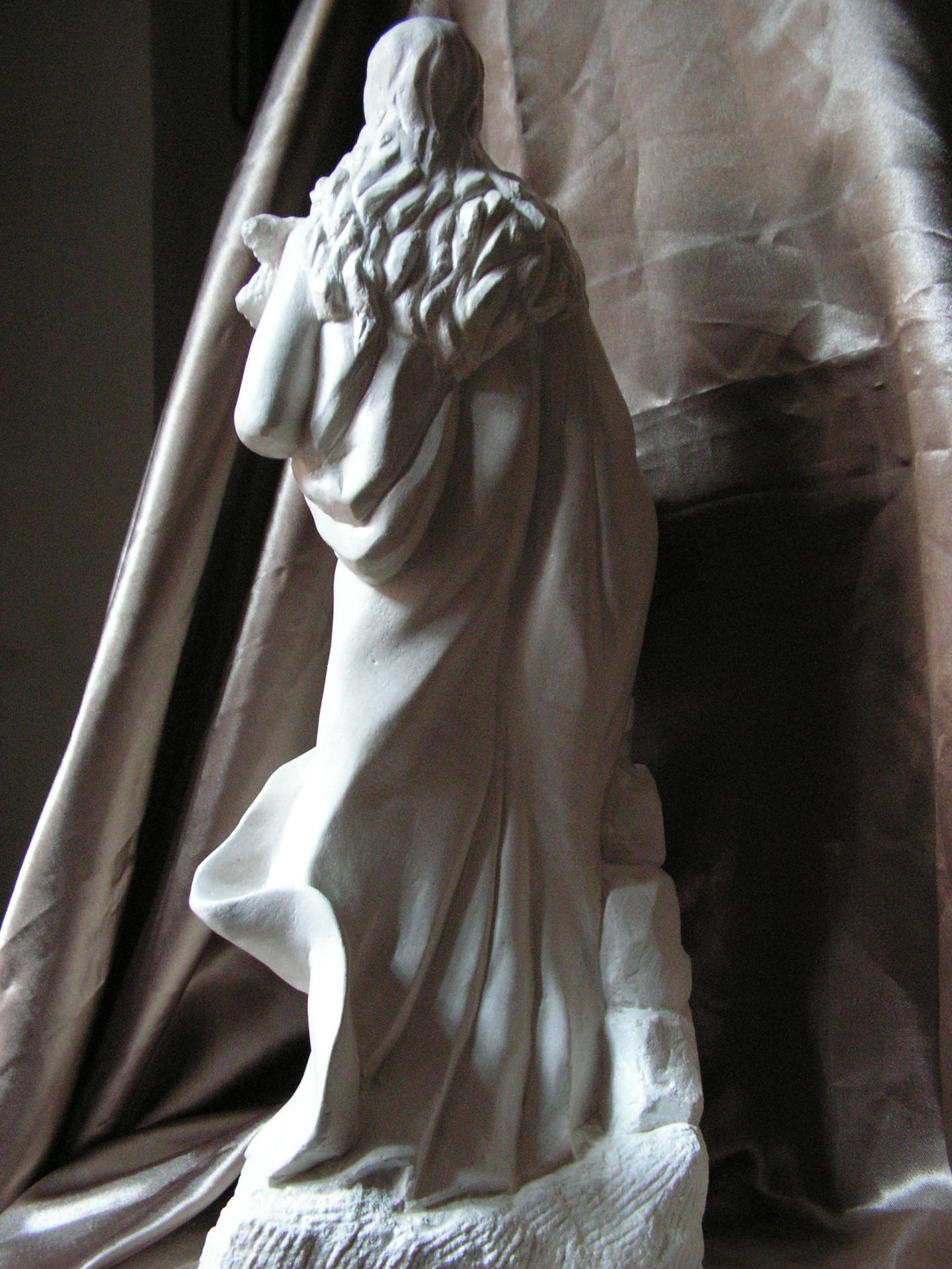 Sculpture religieuse sur pierre de ste philomene