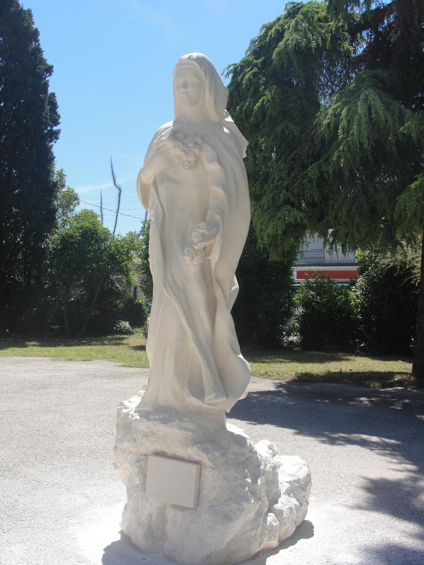 Sculpture sur pierre statue en ronde bosse ste therese de lisieux toulon 254 1