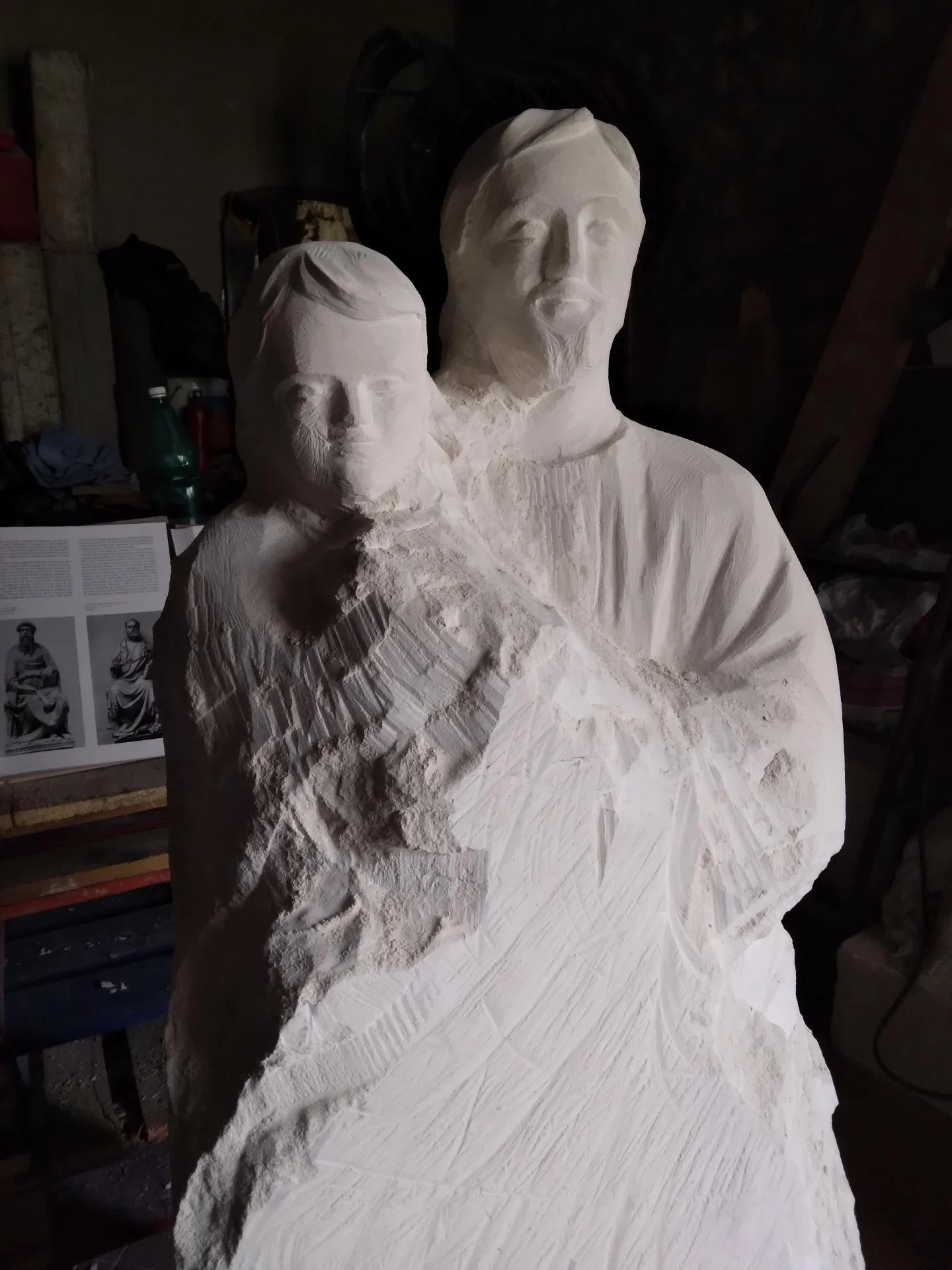 Saint Joseph à l'Enfant en cours de taille — la silhouette première, dégrossi au ciseau, atelier de Brignoles — sculpteur Jean-Joseph Chevalier