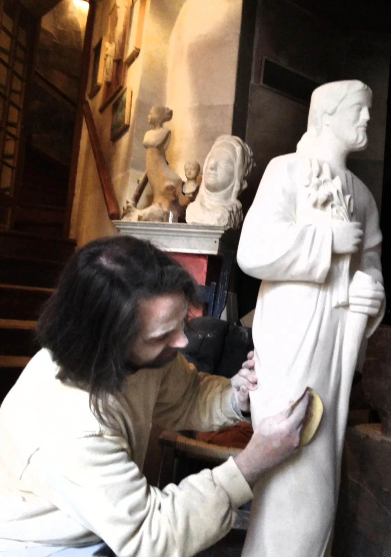 Saint Joseph Artisan — le ponçage au papier de verre, vue d'atelier, pierre calcaire 120 cm