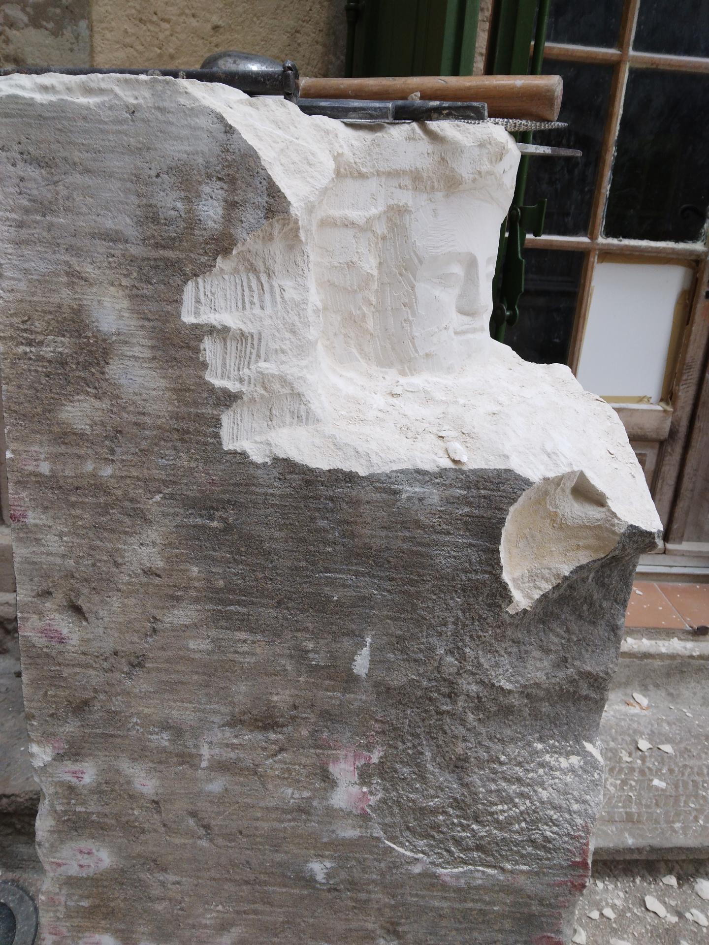 Saint Joseph Artisan — le visage en cours de taille, atelier, pierre calcaire 120 cm