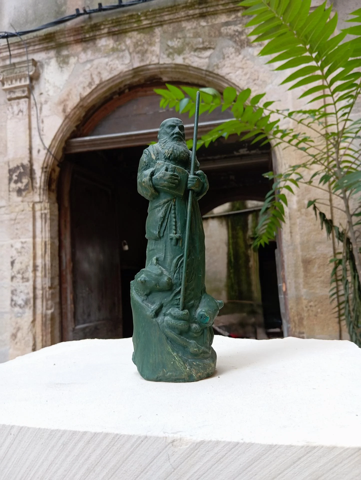 Le petit modèle de saint Antoine le Grand, patiné bronze, porté en pèlerinage en Terre sainte par les légionnaires. Étude qui a précédé la grande statue en pierre calcaire 170 cm. Sculpteur d'art sacré Jean-Joseph Chevalier, basilique du Sacré-Cœur de Marseille.