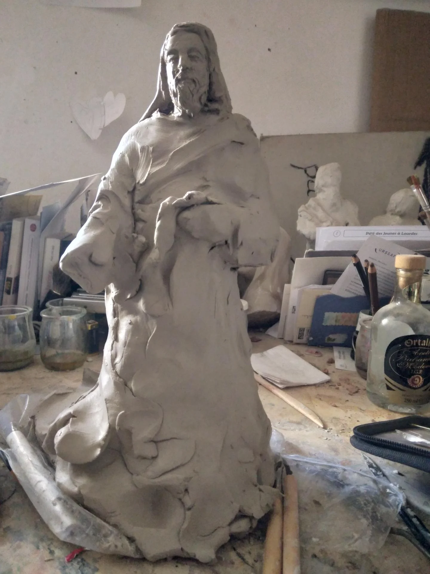 Vue IV — L'Argile : modelage en atelier, sculpteur d'art sacré, fabrication d'une statue religieuse terre cuite, Brignoles Var