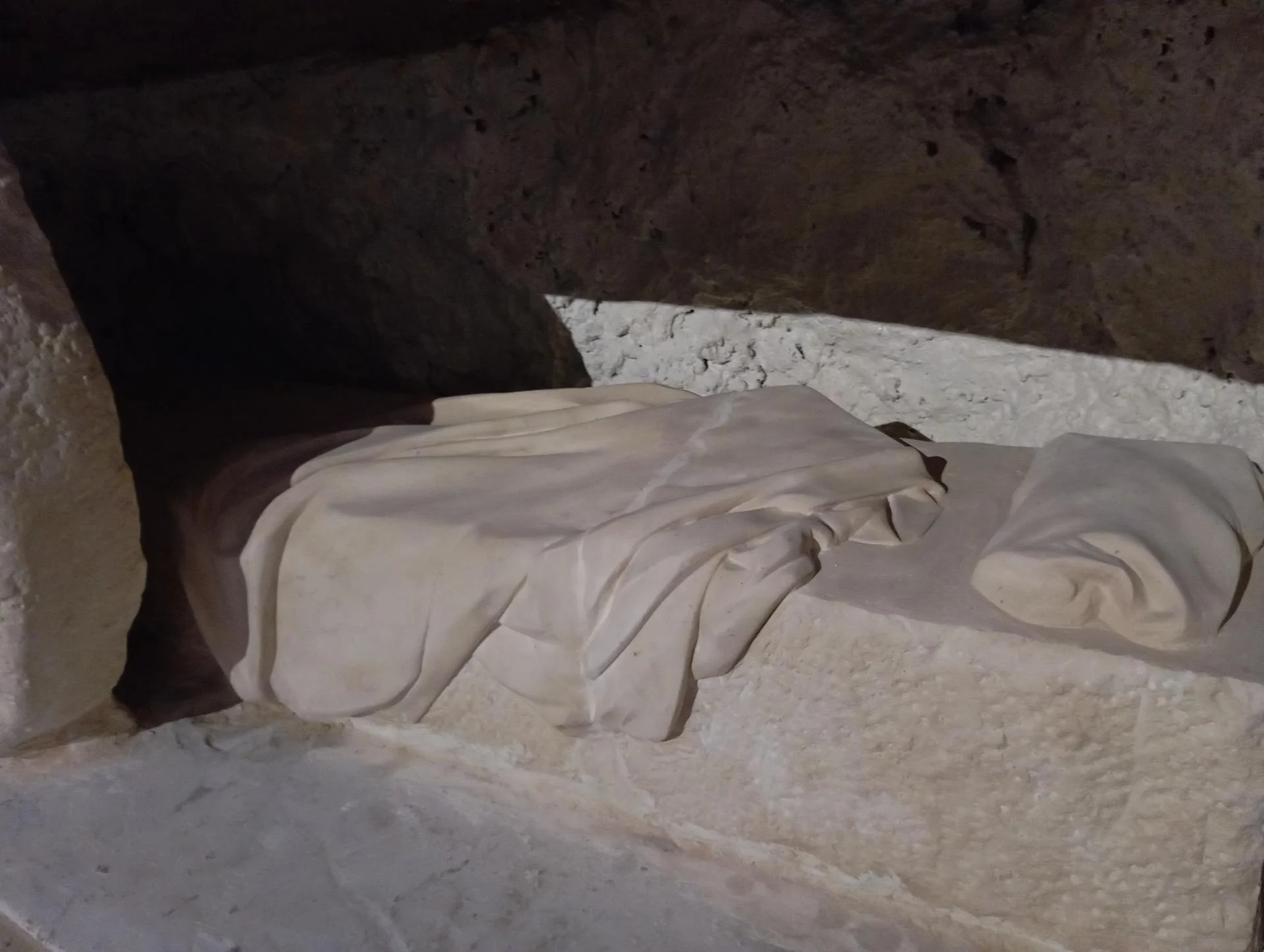 Le Tombeau du Christ vide — détail du suaire affaissé sur la banquette de pierre, grotte de la Sainte-Baume — Jean-Joseph Chevalier sculpteur d'art sacré