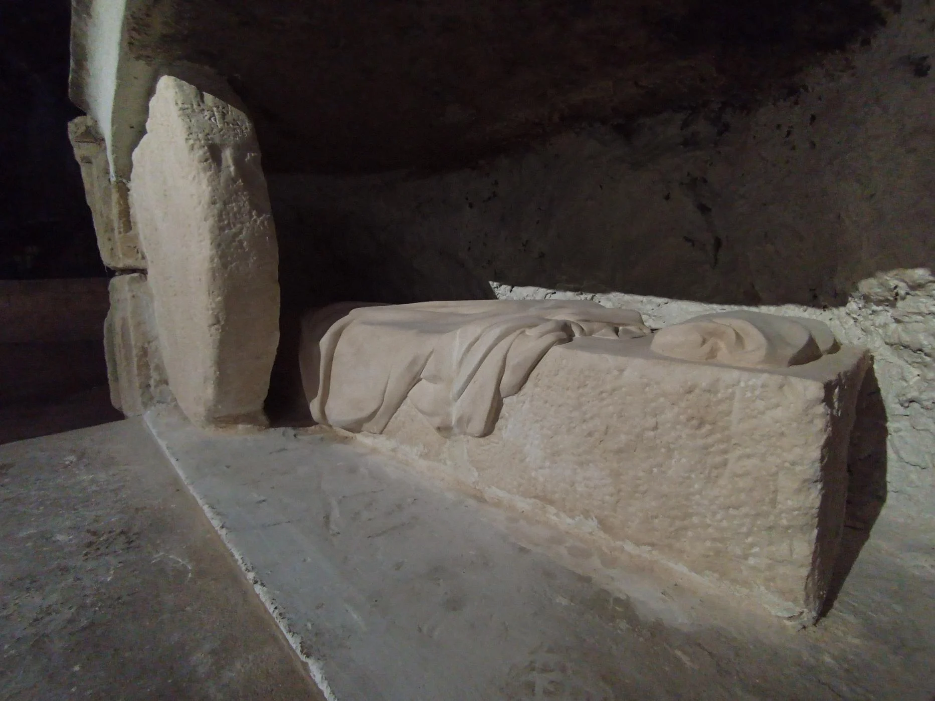 Le Tombeau du Christ vide — la banquette funéraire et la pierre dressée, vue de côté, grotte de la Sainte-Baume — Jean-Joseph Chevalier sculpteur d'art sacré