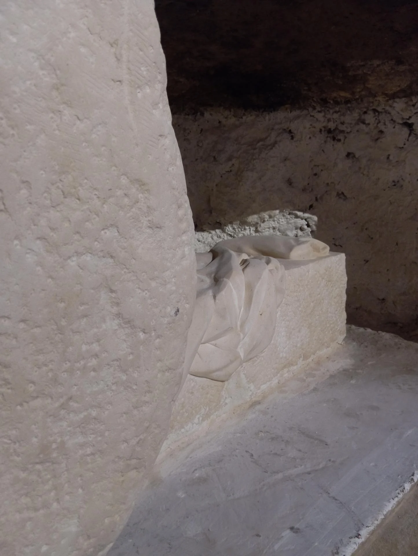 Le Tombeau du Christ vide — détail du linge plié, roulé à part, sculpté dans la pierre, grotte de la Sainte-Baume — Jean-Joseph Chevalier sculpteur d'art sacré