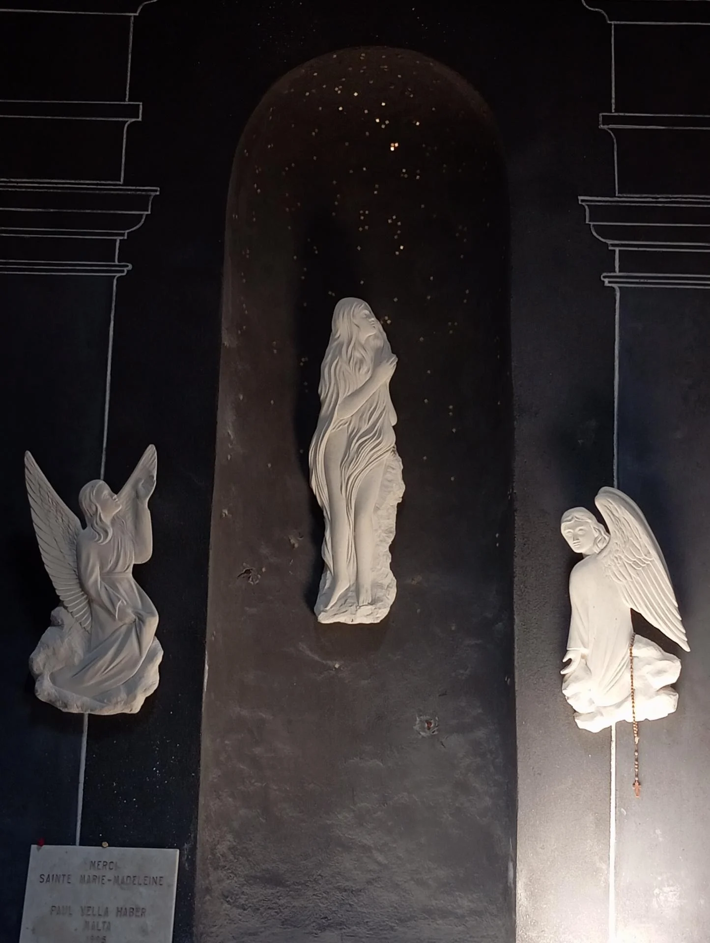 Le Triptyque de Marie-Madeleine portée par les anges — demi-relief sur pierre dans la niche de la chapelle du Saint-Pilon, à 994 m au sommet de la Sainte-Baume — Jean-Joseph Chevalier sculpteur d'art sacré