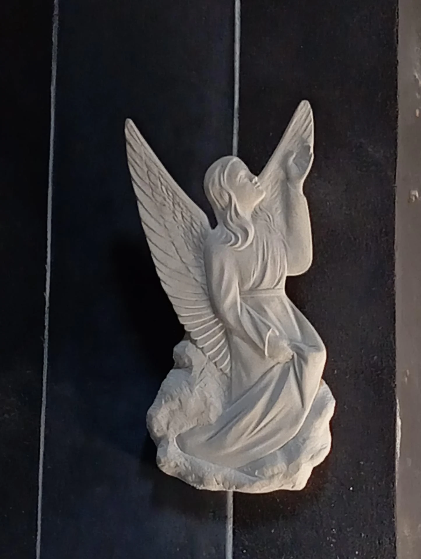 Triptyque de Marie-Madeleine — détail de l'ange en adoration, ailes déployées, volet gauche, chapelle du Saint-Pilon, Sainte-Baume — Jean-Joseph Chevalier sculpteur d'art sacré