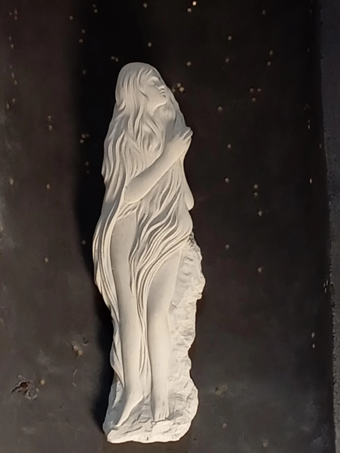 Triptyque de Marie-Madeleine — détail de la sainte élevée vers le ciel, figure centrale en demi-relief, chapelle du Saint-Pilon, Sainte-Baume — Jean-Joseph Chevalier sculpteur d'art sacré