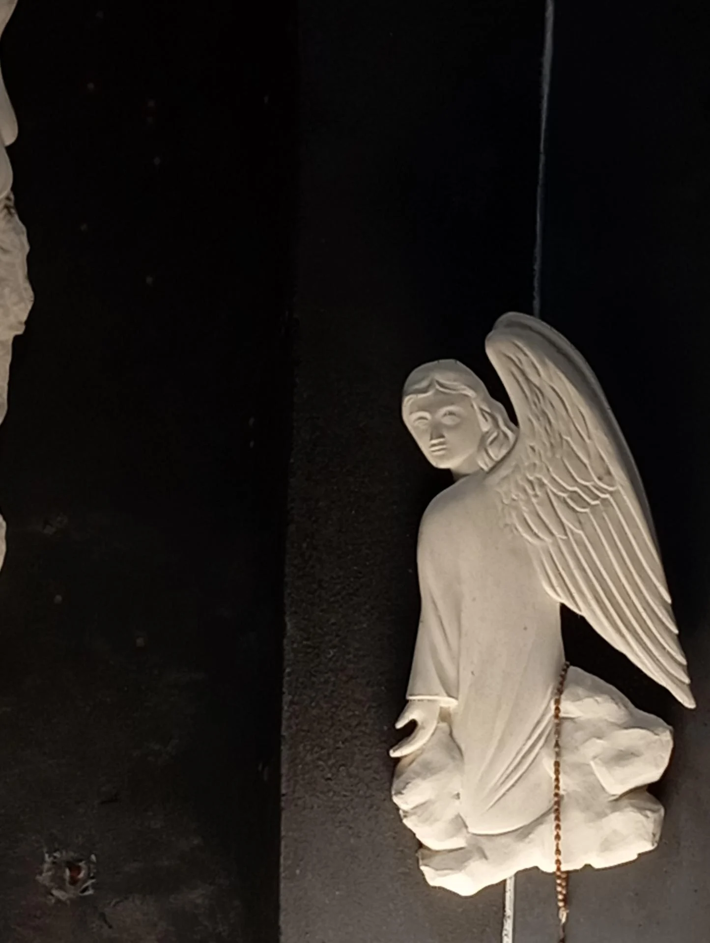 Triptyque de Marie-Madeleine — détail du second ange, le visage tourné vers le spectateur, volet droit, chapelle du Saint-Pilon, Sainte-Baume — Jean-Joseph Chevalier sculpteur d'art sacré